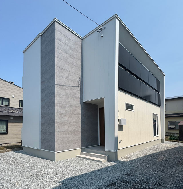 社長宅リビング ケイ12000 Room Tour] A house with large opening windows and an atrium